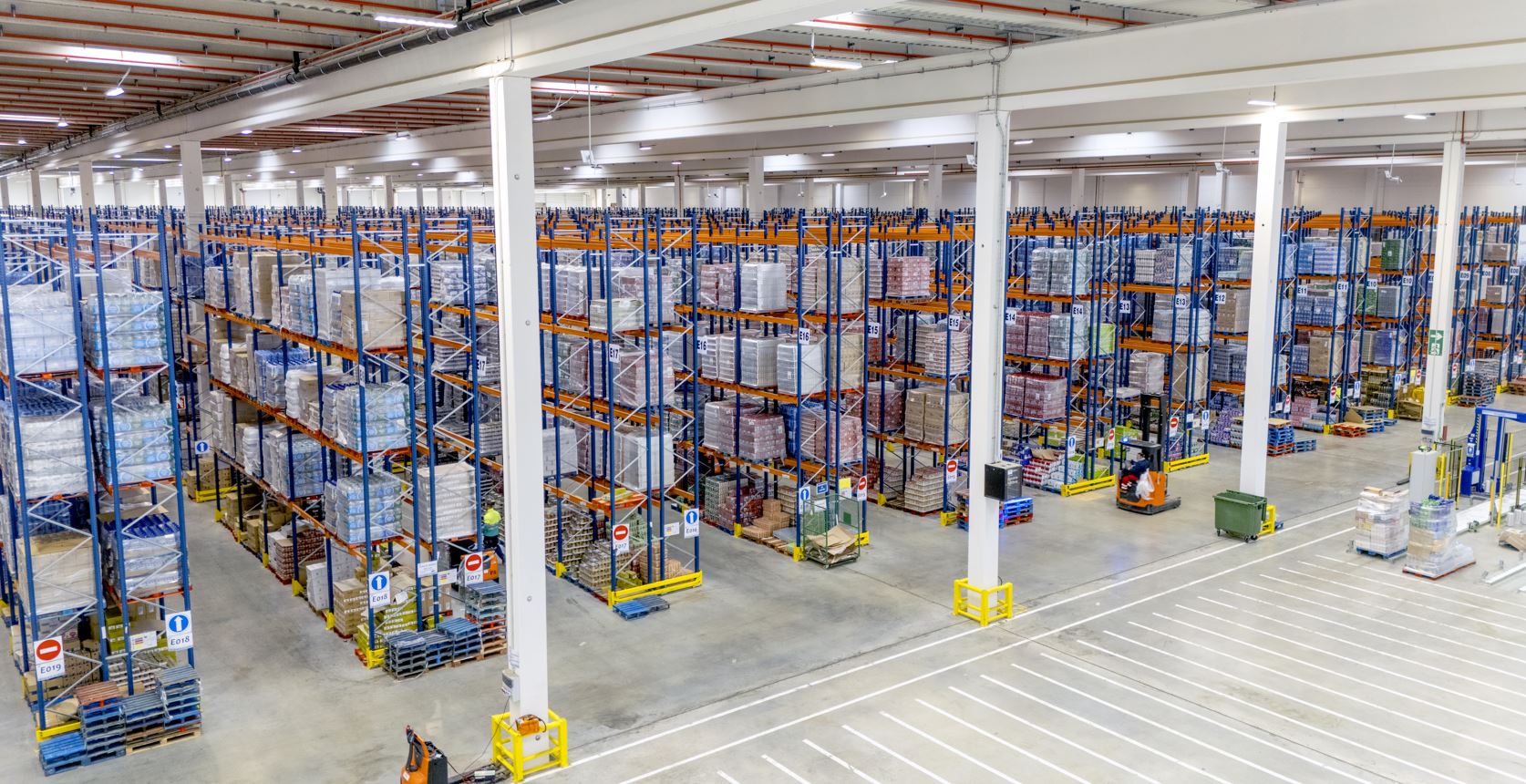 Alcampo equipa su macroplataforma logística multiformato con estanterías de POLYPAL