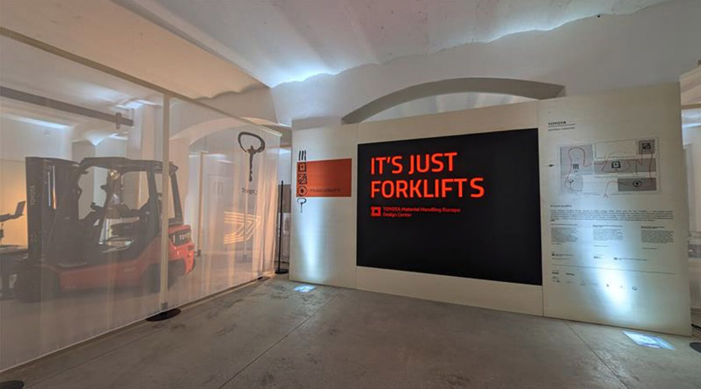 Toyota Material Handling vuelve a la Milan Design Week con la exposición inmersiva «It’s Just Forklifts»